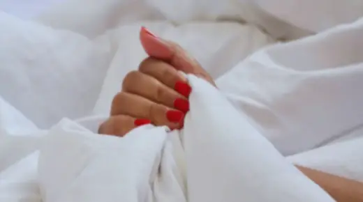 इब्न सिरिन द्वारा एक अकेली महिला के लिए एक सपने में योनि को पेट करने की व्याख्या