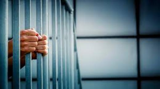 इब्न सिरिन के अनुसार एक विवाहित महिला को सपने में कैद करते समय किसी को जेल से रिहा किए जाने के सपने की क्या व्याख्या है?