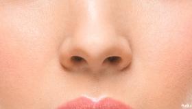 इब्न सिरिन के अनुसार सपने में किसी महिला की बड़ी नाक देखने की क्या व्याख्या है?