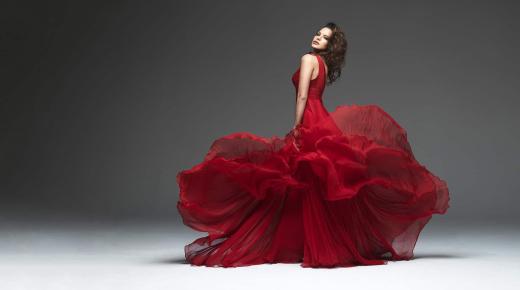 تفسير حلم لبس فستان احمر قصير للعزباء وتفسير حلم الفستان الأحمر الضيق