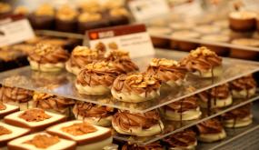 تفسير حلم شراء الحلوى للعزباء في المنام لابن سيرين