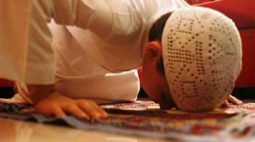 الصلاة عكس القبلة في المنام ورؤية الأب الميت يصلي في المنام
