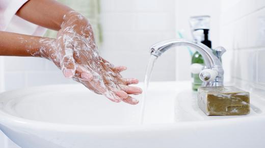 ما هو تفسير غسل اليدين في المنام لابن سيرين والإمام الصادق؟