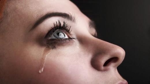 ما هو تفسير حلم دموع العين بدون بكاء للمتزوجة في المنام لابن سيرين؟