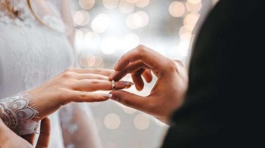 इब्न सिरिन के अनुसार एक विवाहित महिला के शादी में शामिल होने के सपने की क्या व्याख्या है?