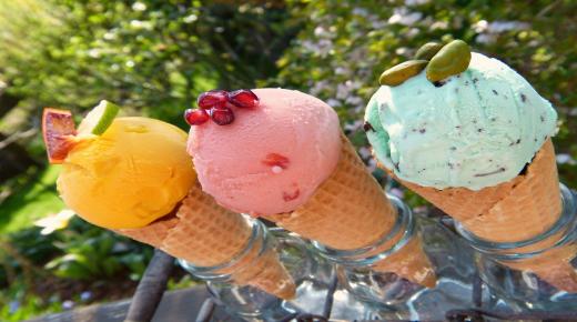 Hva er tolkningen av å spise iskrem i en drøm for en enslig kvinne ifølge Ibn Sirin?