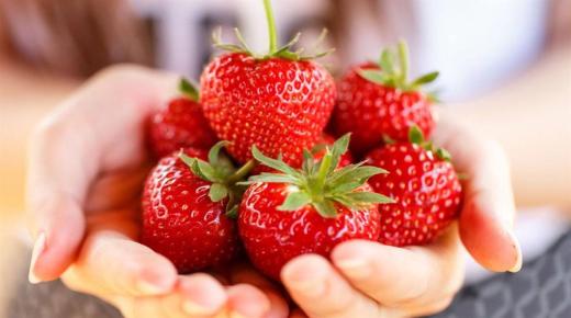 Hva er tolkningen av å spise jordbær i en drøm av Ibn Sirin?