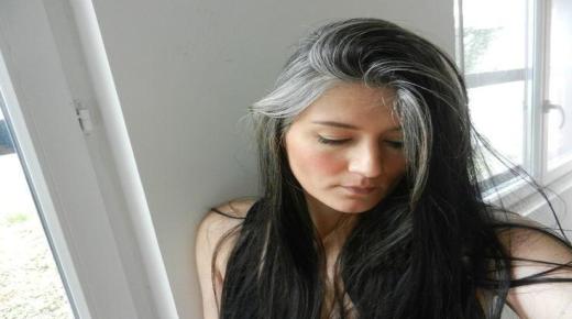 इब्न सिरीनच्या स्वप्नात राखाडी केस पाहण्याच्या व्याख्येबद्दल अधिक जाणून घ्या