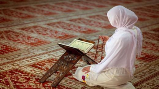 Научете за тълкуването на това да видите майка ми да се моли насън според Ибн Сирин