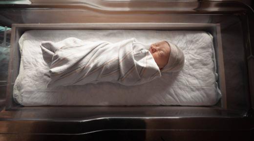 इब्न सिरीनशी विवाहित नसलेल्या गर्भवती महिलेला जन्म देण्याच्या स्वप्नाचा अर्थ