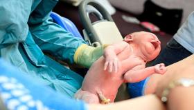 دلالات تفسير رؤية الولادة في المنام للعزباء لابن سيرين