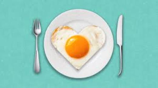 Tolkning av en drøm om å spise egg i en drøm av Ibn Sirin