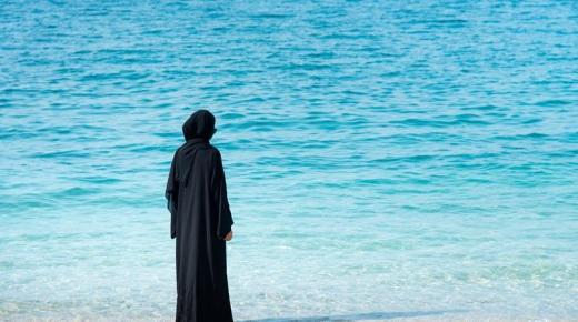 Lær om tolkningen av visjonen om å miste abaya i en drøm av Ibn Sirin