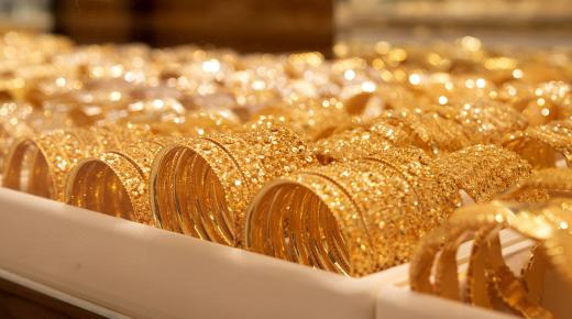De 20 vigtigste fortolkninger af at se guld i en drøm af Ibn Sirin