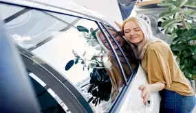 Tumačenje sna o jednoj ženi koja vozi bijeli auto prema Ibn Sirinu